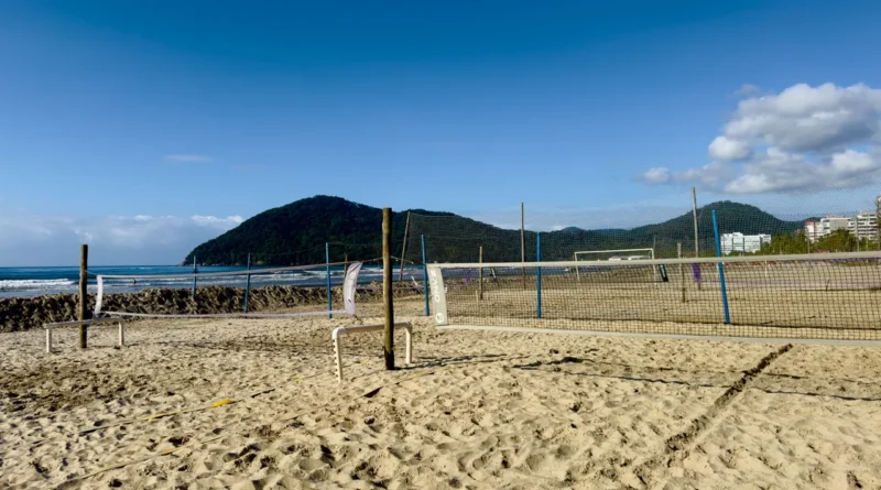 Quadras esportivas de areia na Praia da Enseada em Bertioga com mar e morro ao fundo