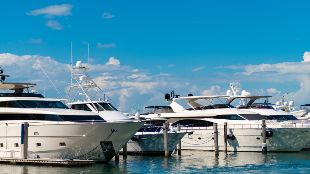 Marinas com barcos e lanchas em Bertioga